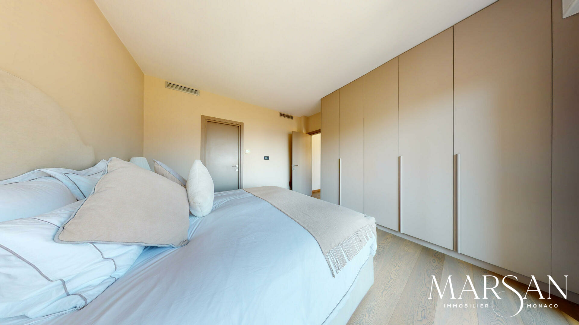 SUPERBO APPARTAMENTO CON 3 CAMERE DA LETTO COMPLETAMENTE RISTRUTTURATO IN VENDITA