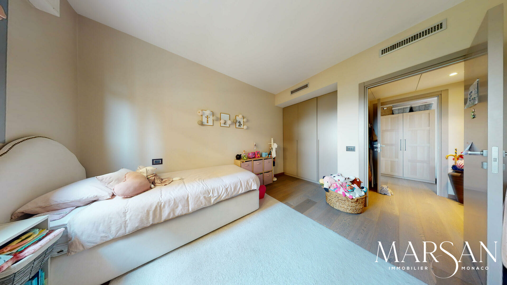 SUPERBO APPARTAMENTO CON 3 CAMERE DA LETTO COMPLETAMENTE RISTRUTTURATO IN VENDITA