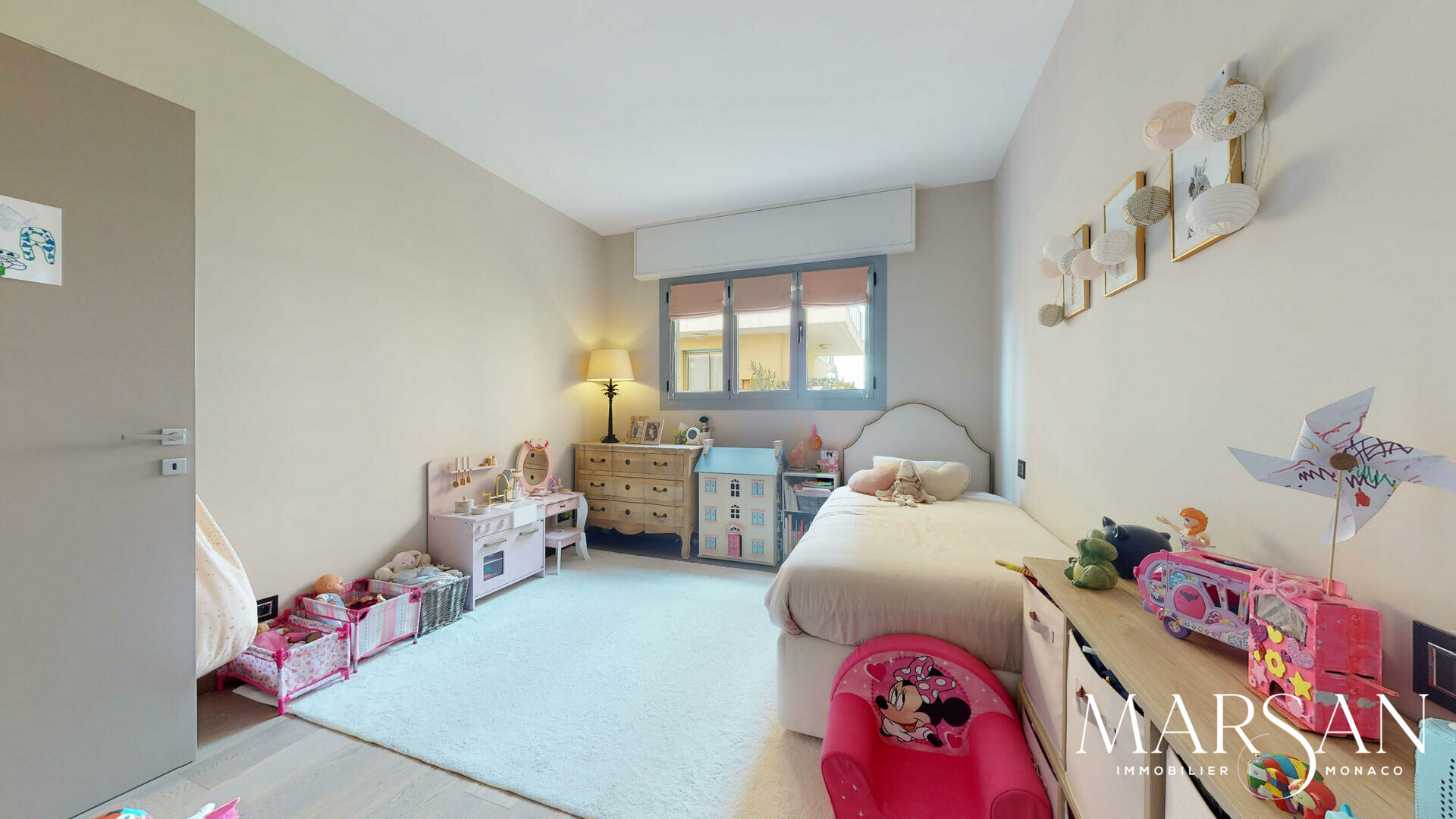 SUPERBO APPARTAMENTO CON 3 CAMERE DA LETTO COMPLETAMENTE RISTRUTTURATO IN VENDITA