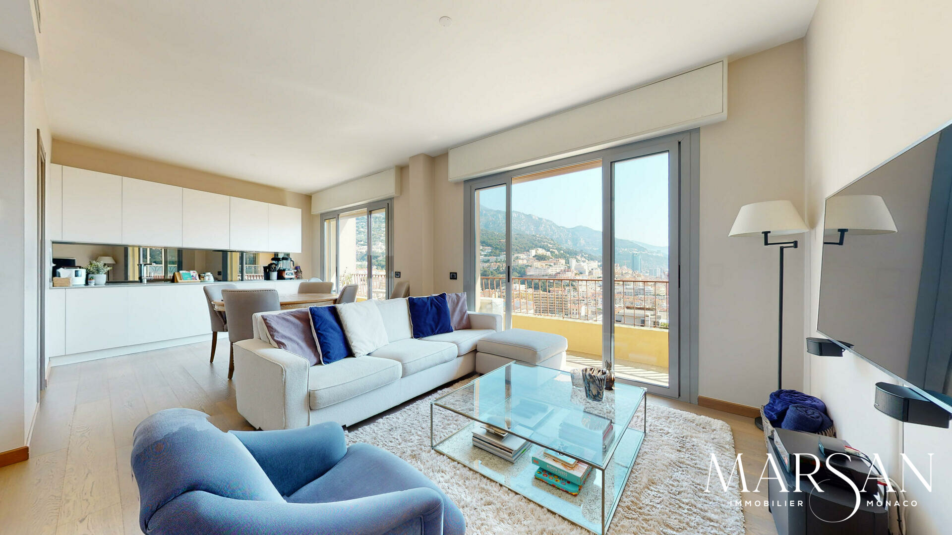 SUPERBO APPARTAMENTO CON 3 CAMERE DA LETTO COMPLETAMENTE RISTRUTTURATO IN VENDITA