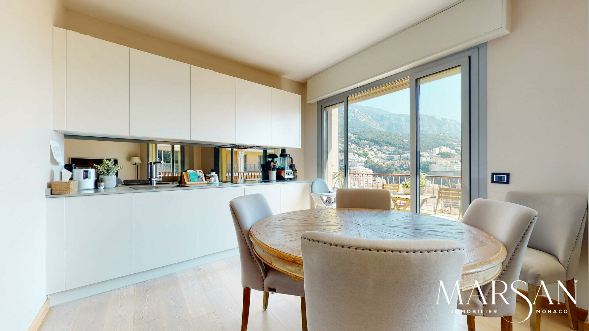 SUPERBO APPARTAMENTO CON 3 CAMERE DA LETTO COMPLETAMENTE RISTRUTTURATO IN VENDITA