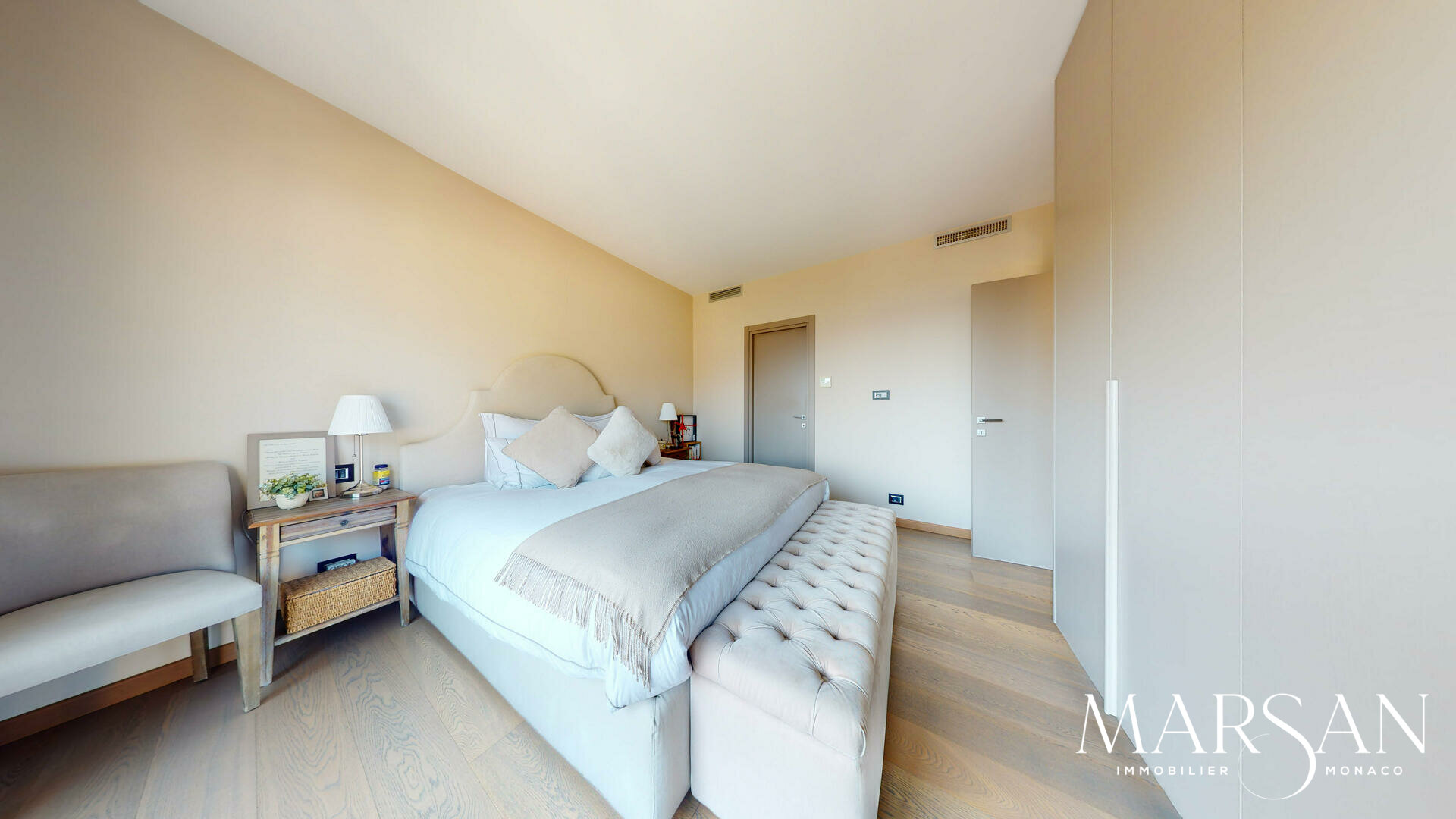 SUPERBO APPARTAMENTO CON 3 CAMERE DA LETTO COMPLETAMENTE RISTRUTTURATO IN VENDITA