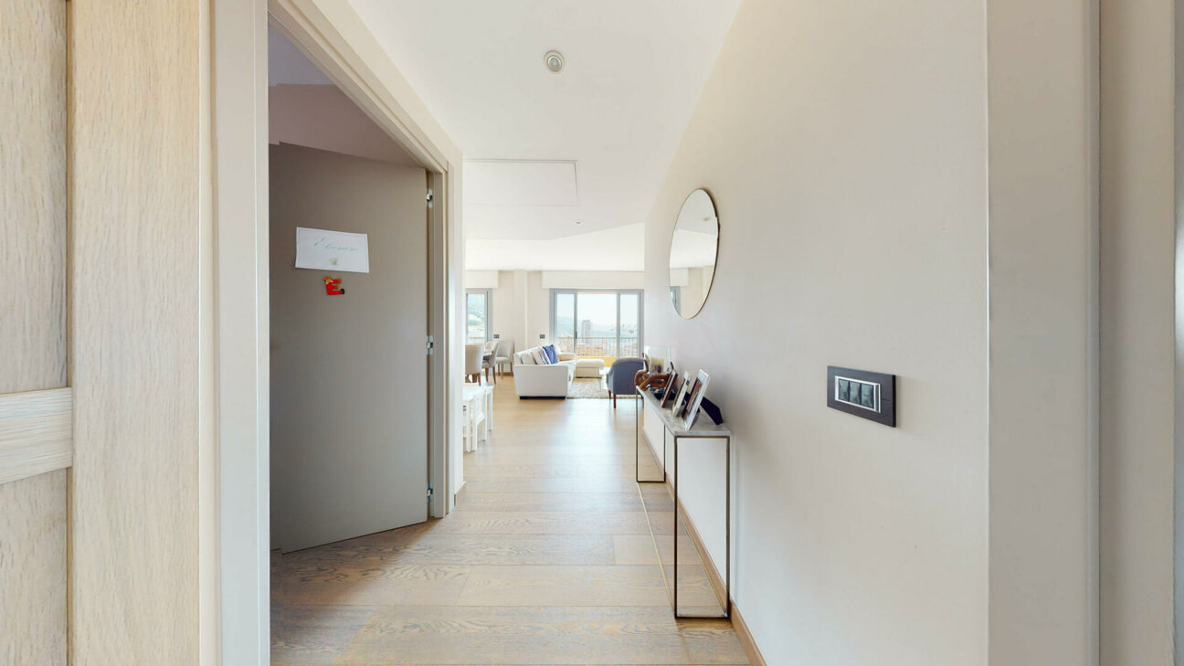 SUPERBO APPARTAMENTO CON 3 CAMERE DA LETTO COMPLETAMENTE RISTRUTTURATO IN VENDITA