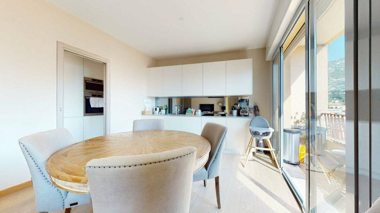 SUPERBO APPARTAMENTO CON 3 CAMERE DA LETTO COMPLETAMENTE RISTRUTTURATO IN VENDITA