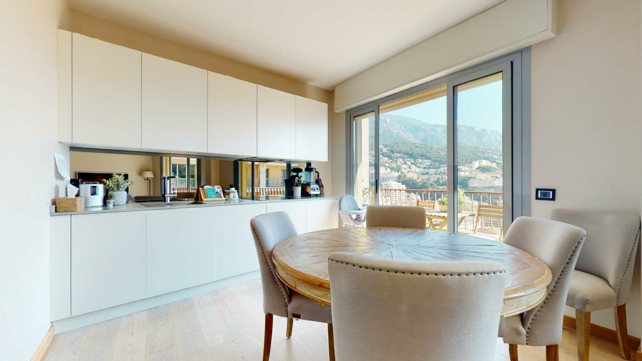 SUPERBO APPARTAMENTO CON 3 CAMERE DA LETTO COMPLETAMENTE RISTRUTTURATO IN VENDITA