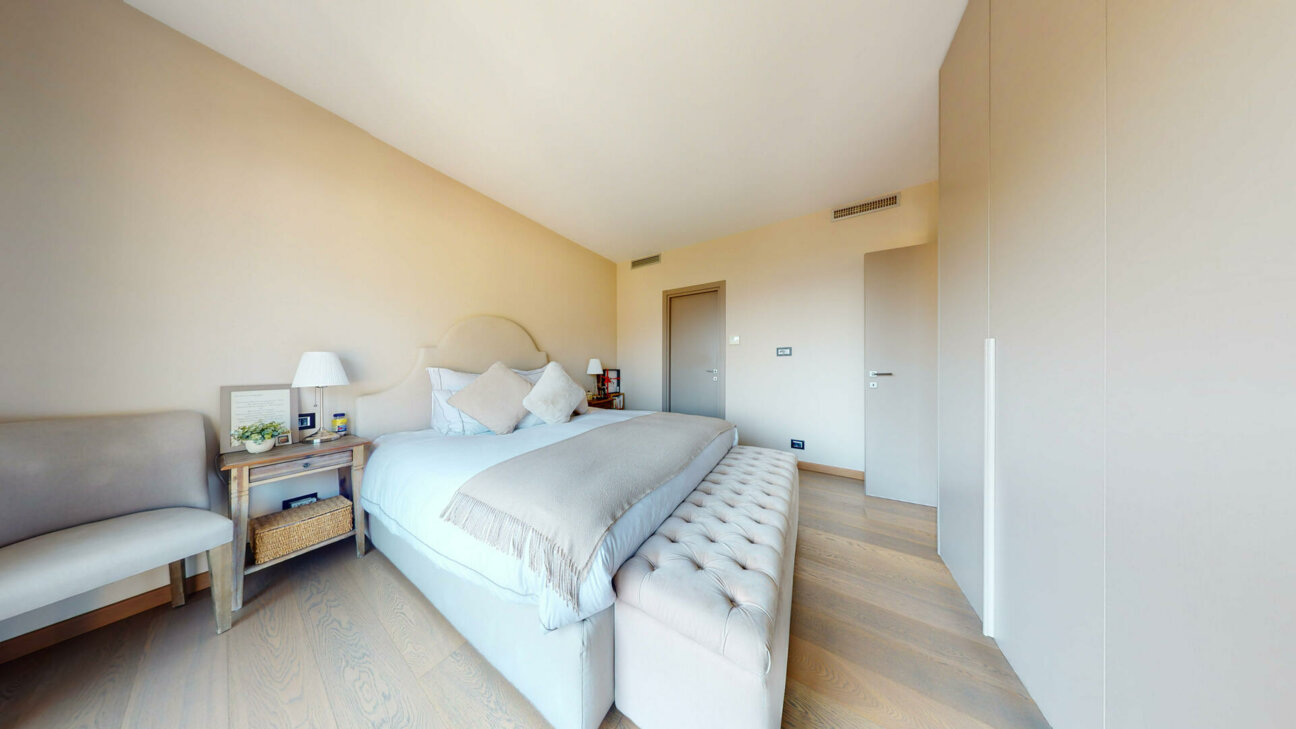 SUPERBO APPARTAMENTO CON 3 CAMERE DA LETTO COMPLETAMENTE RISTRUTTURATO IN VENDITA