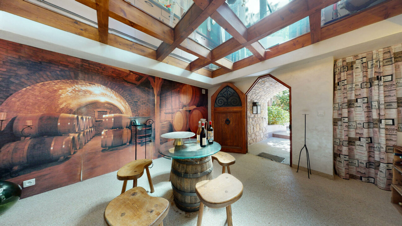 VILLA PRIVÉE D'EXCEPTION À VENDRE -  SAINT ROMAN