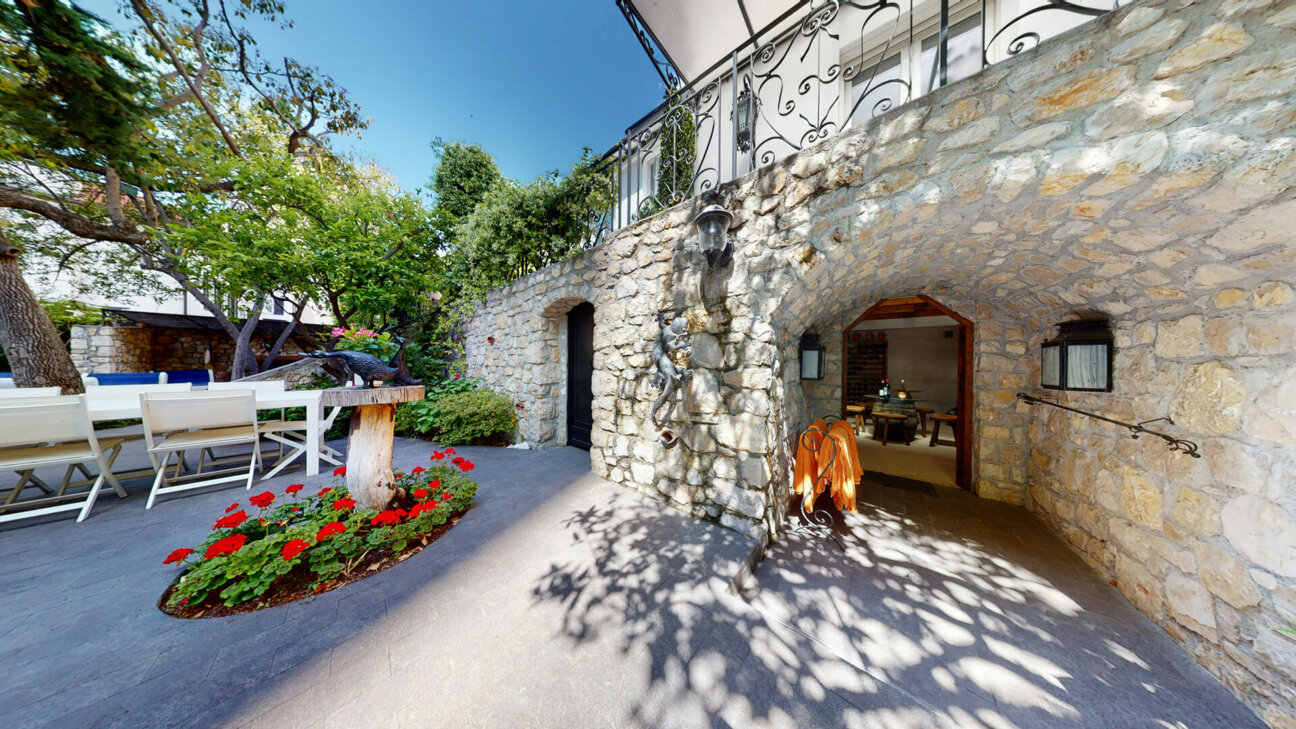 VILLA PRIVÉE D'EXCEPTION À VENDRE -  SAINT ROMAN