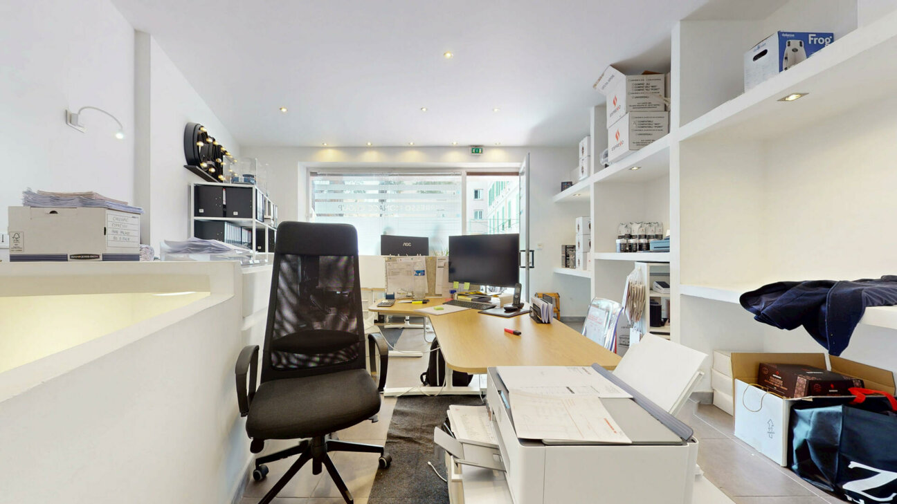 DIRITTO DI LOCAZIONE CON FINESTRA - MONEGHETTI - UFFICIO O NEGOZIO