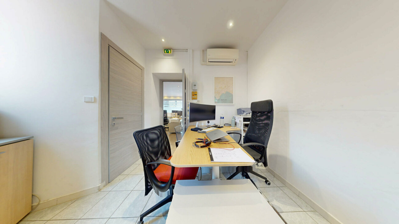 DIRITTO DI LOCAZIONE CON FINESTRA - MONEGHETTI - UFFICIO O NEGOZIO