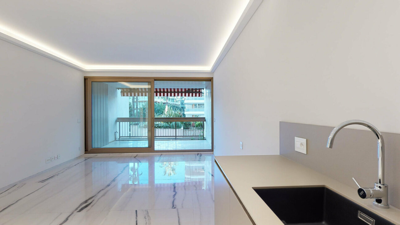 RENOVATED 2 BEDROOM APARTMENT  IN THE PRESTIGIOUS "PARK PALACE"