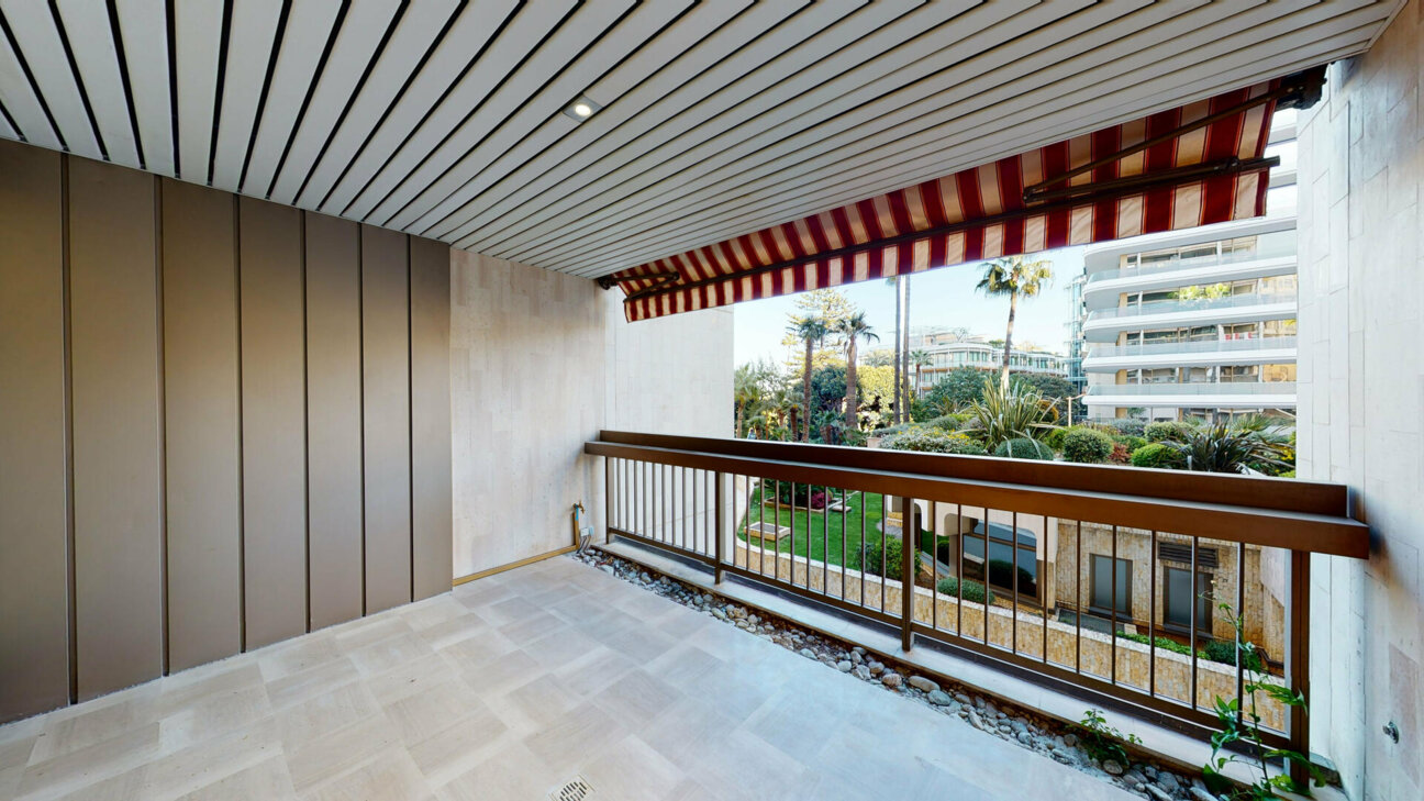 RENOVATED 2 BEDROOM APARTMENT  IN THE PRESTIGIOUS "PARK PALACE"