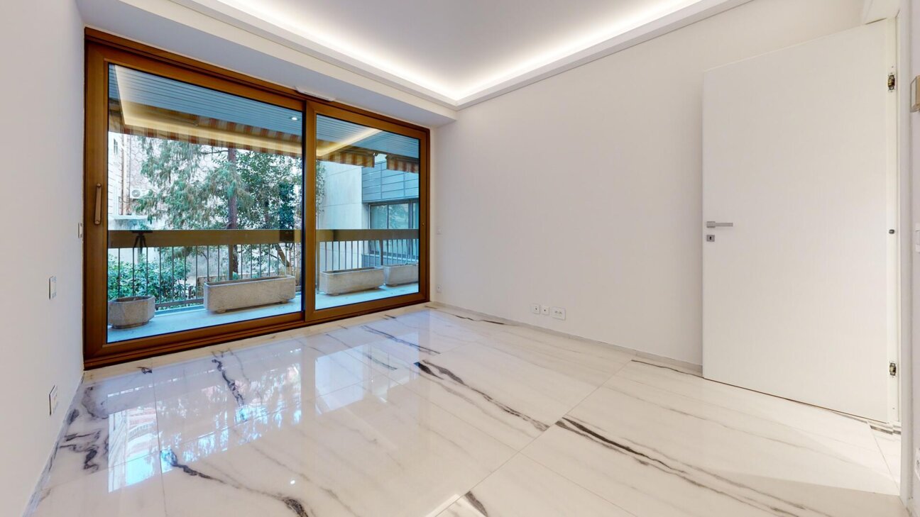 RENOVATED 2 BEDROOM APARTMENT  IN THE PRESTIGIOUS "PARK PALACE"