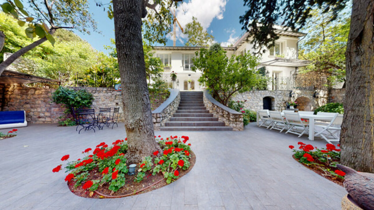EXCEPTIONAL PRIVATE VILLA FOR SALE - SAINT ROMAN